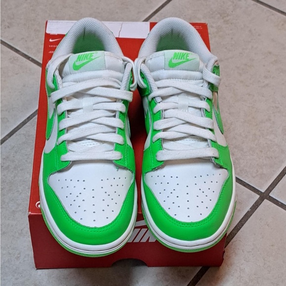 Nike Dunk Low "Green Strike" Sneakers - Wmns size 7.5 - Picture 4 of 9